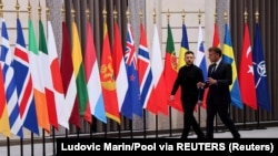 Francuski predsjednik Emmanuel Macron i ukrajinski predsjednik Volodimir Zelenski šetaju Jelisejskom palatom u Parizu 4. septembra 2025.