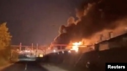 Дым и огонь поднимаются над промышленным объектом в Саратове