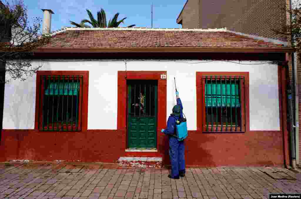 Тим часом вулиці та будівлі іспанських міст ретельно дезінфікують. Муніципалітет Гриньон у провінції Мадриду