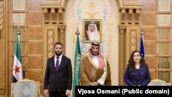 Сирискиот претседател Ахмед ал-Шара, саудискиот престолонаследник Мохамед бин Салман Ал Сауд и претседателката на Косово Вјоса Османи, Ријад, 29 октомври 2025 година.