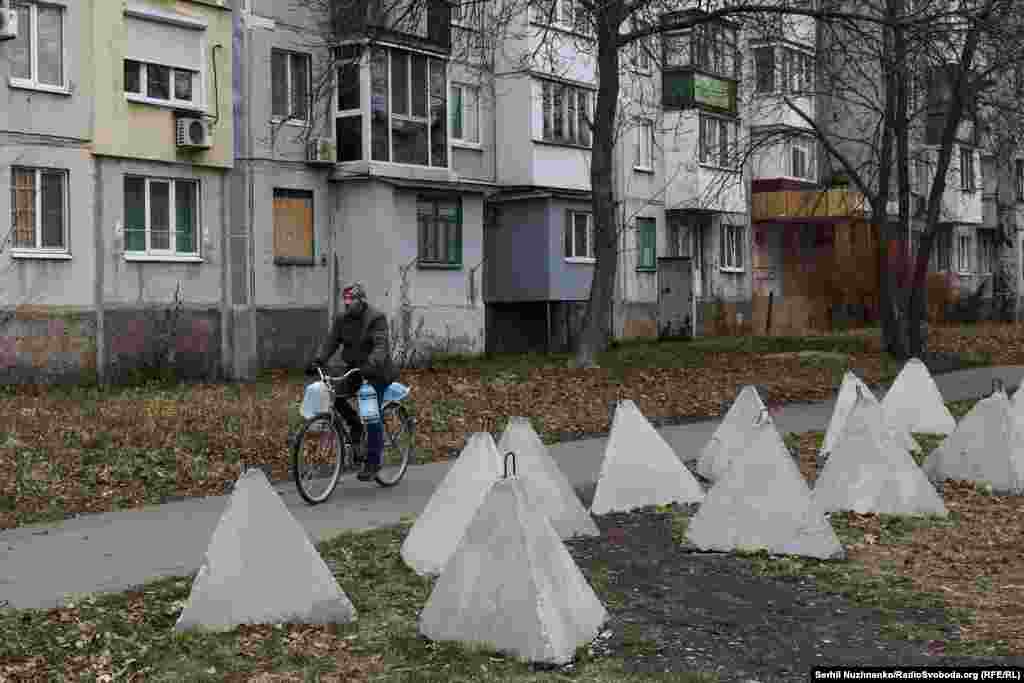 Однією з найбільших проблем в місті є водопостачання. Ще в серпні 2022 року, кажуть місцеві, російські військові розбили водонасосні станції за містом, з того часу в місті завжди були проблеми з водопостачанням. З наближенням фронту ця проблема для цивільних стала, мабуть, однією із головних  