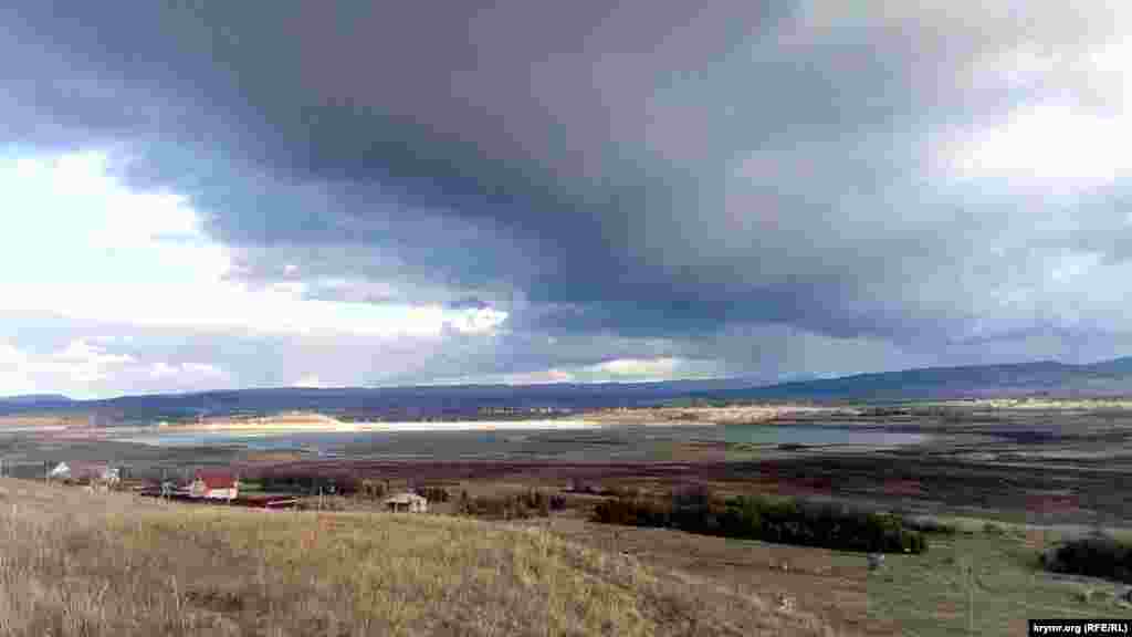 «Воды в Тайганском водохранилище практически нет, плотина стоит сухая и рассыхается, на дне водохранилища из 35 млн м³ осталась лужа в 1 млн м³. Этой воды не хватит даже напоить парк львов «Тайган», а не то что Северный Крым», – отметил в комментарии Крым.Реалии бизнесмен Олег Зубков