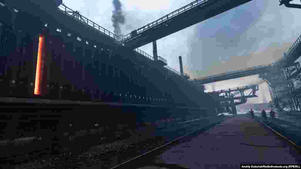 Авдіївський коксохім – одне з підприємств Донецької області, яке постраждало найбільше від бойових дій на сході України. Через військові дії підприємство 15 разів було на межі повної зупинки. Однак за останній рік заводчанам вдалося не тільки зберегти виробництво коксу, але й вийти на довоєнні потужності