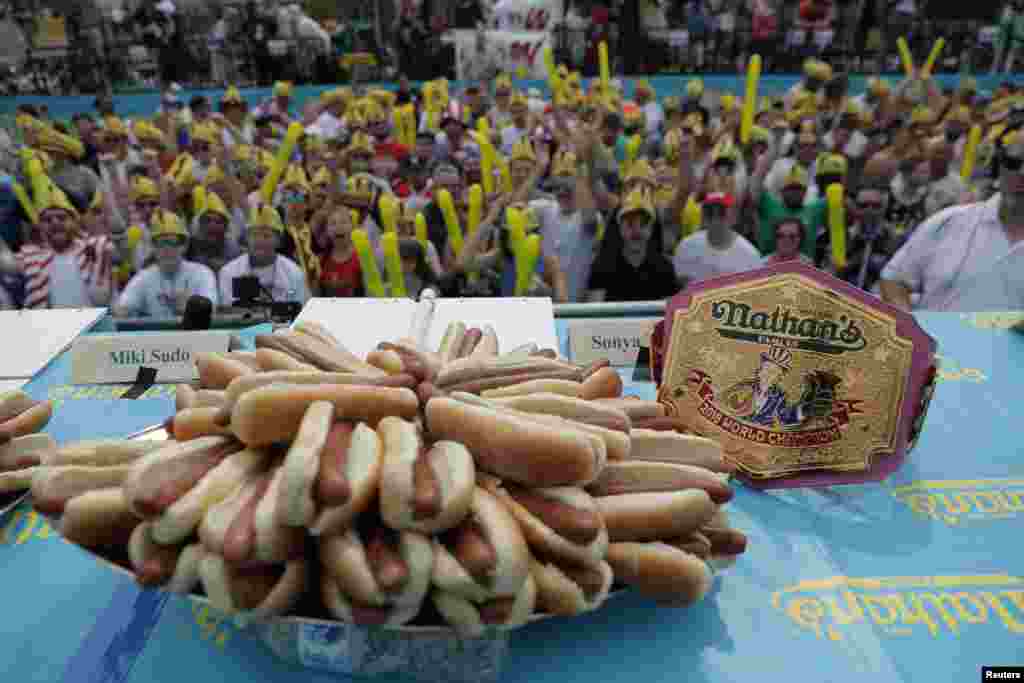Щорічний конкурс із поїдання хот-догів «Натан» в нью-йоркському Брукліні
