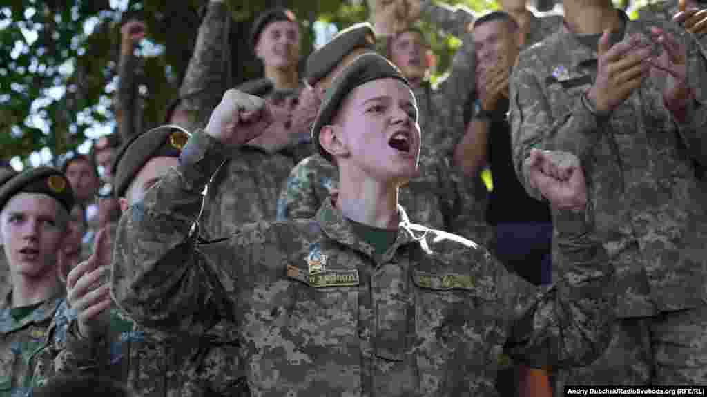 Ліцеїсти 6-ї роти вигукують кричалку: «Доки ми кричати зможем, 6-а рота переможе!»