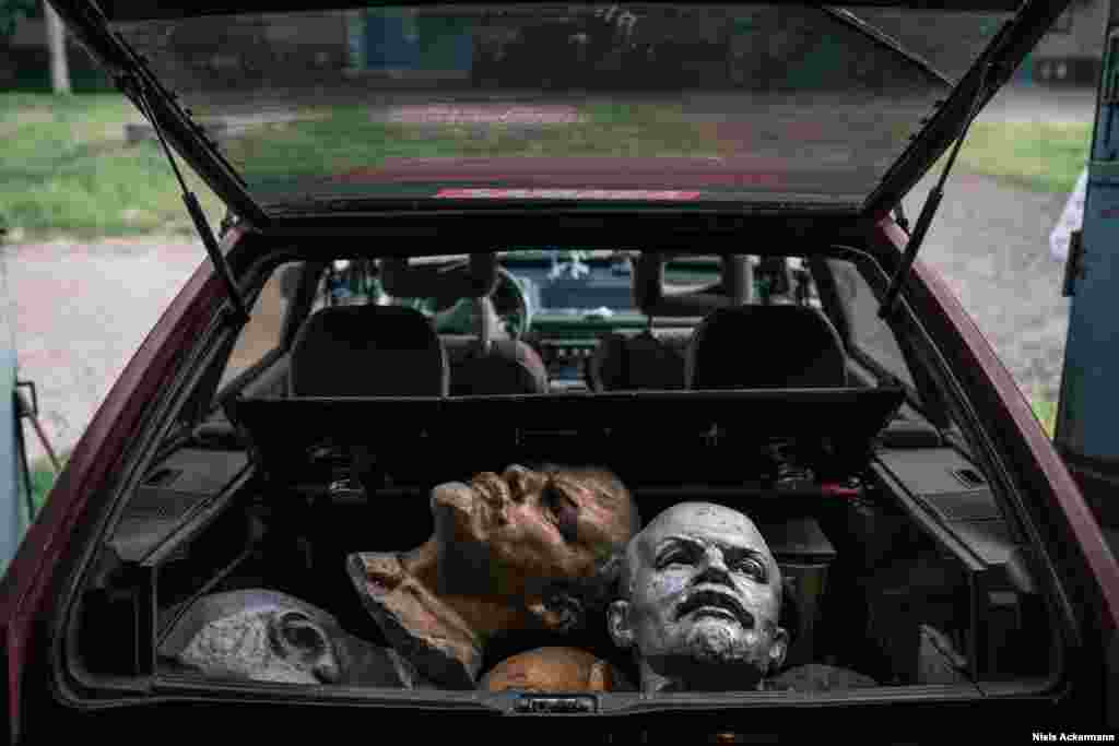 Голови Леніна готуються до продажу в Кривому Розі «Це дійсно вказує на всі ці мрії про лідерство, які підштовхують багатьох політиків: так, ви можете бути потужними та прославленими, але в кінцевому підсумку вас можуть продати за 150 доларів у багажнику автомобіля», – зазначає Акерман  