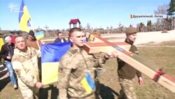 Відео: Українські бійці встановили хрест на Горі хрестів у Литві Відео: Українські бійці встановили хрест на Горі хрестів у Литві