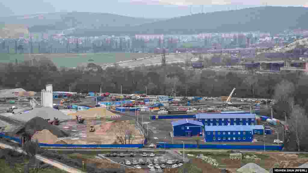 Для строительства последнего, севастопольского этапа трассы «Таврида», рядом разбит строительный городок