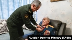 Министр обороны РФ Сергей Шойгу награждает последнего министра обороны СССР. 4 февраля 2020 года.