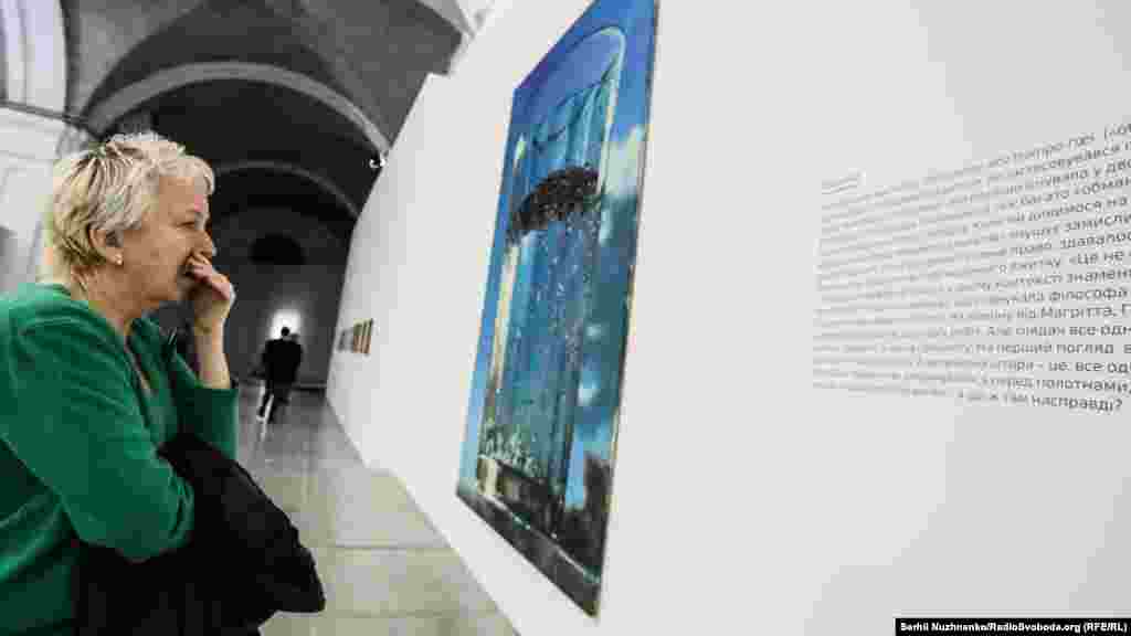 «Стакан». В описі картини на виставці зазначається: «Це не склянка» – так і хочеться переформулювати у цьому контексті назву роботи філософа Рене Магрітта «Це не люлька», що спонукала філософа Мішеля Фуко до створення однойменного есе. На відміну від Магрітта, Гнилицький ніяк не натякає на подвійне дно своїх робіт. Але глядач все одно відчуває перед ним не предмет, а ікона предмету»