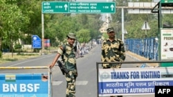 Pripadnici Indijskih graničnih sigurnosnih snaga (BSF)na straži u blizini indijsko-pakistanskog graničnog prijelaza Wagah, oko 35 km od Amritsara, 3. maja 2025.