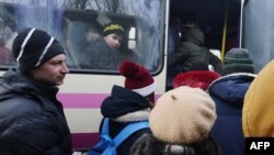 Місцеві жителі чекають евакуації з Авдіївки, 1 лютого 2017 року