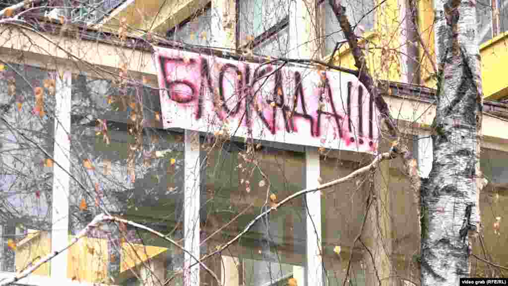 Blokadama se iz dana u dan pridružuju novi fakulteti. Studente koji su u protestu podržali su  profesori pojedinih fakulteta i nastavno-naučnih veća, dok je ministarka prosvete Slavica Đukić Dejanović ocenila da nije reč "o velikom broju studenata", ali da su "dosta glasni". Transparent na zgradi Fakulteta tehničkih nauka u Novom Sadu.