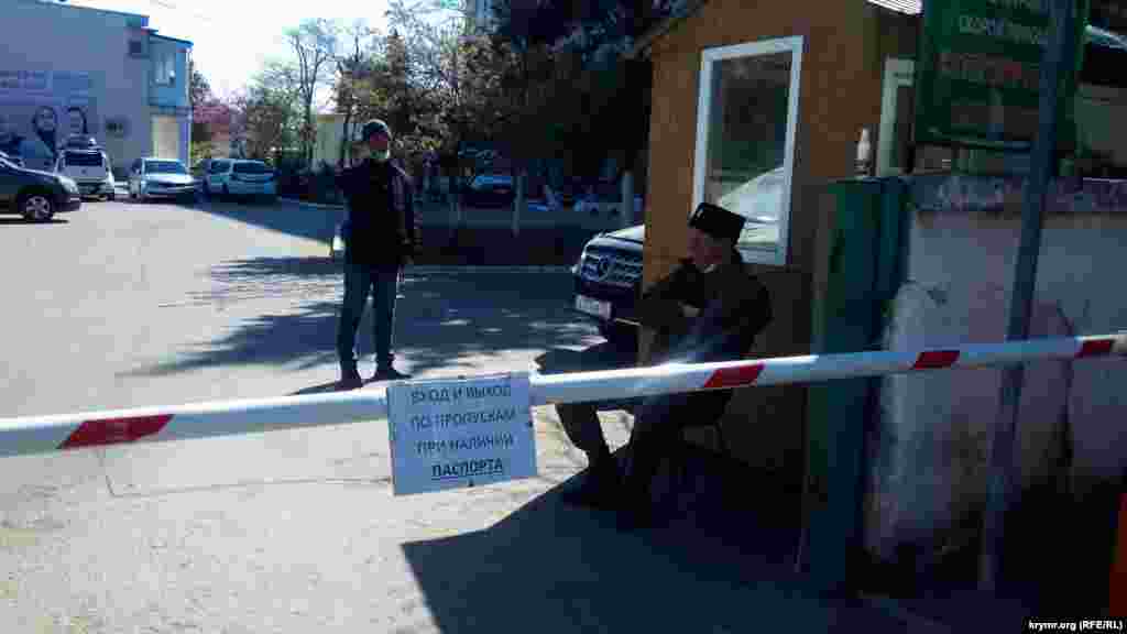 «Вход по пропускам при наличии паспорта» – табличка на входе в 1-ю городскую больницу в Севастополе