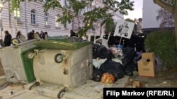 Пред централата на "ДПС - Ново начало" бяха струпани чували с боклук, както и обърнати кофи.