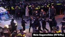 2 თებერვალს „თბილისი მოლთან“ გიგი უგულავა და კიდევ 30 ადამიანი დააკავეს ადმინისტრაციული წესით.