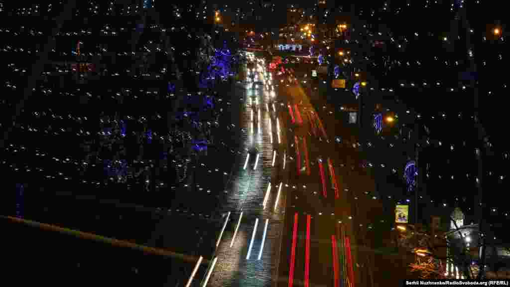 Пішохідно-велосипедний міст. Вигляд зверху на дорогу та автомобілі, що їдуть Володимирським узвозом