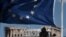 Сьцяг Эўрапейскага Зьвязу лунае па-над старажытным храмам Партэнон на вяршыні Акропаля ў Атэнах, 7 ліпеня 2015 году