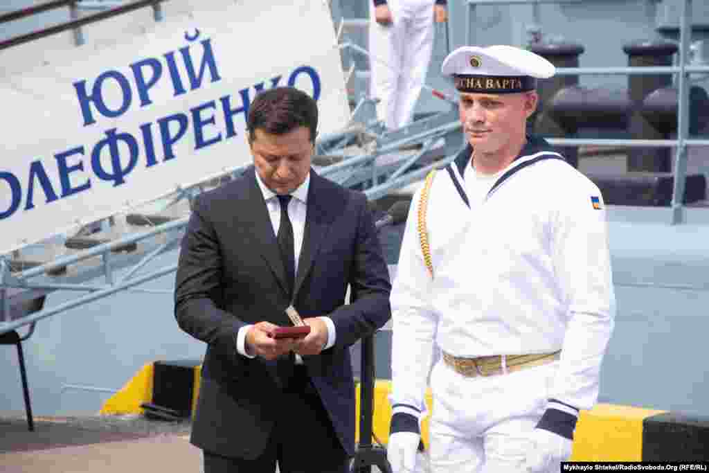 Президент України Володимир Зеленський отримав від військовослужбовця почесної варти ВМСУ нагороду, яку готується вручати одному з моряків