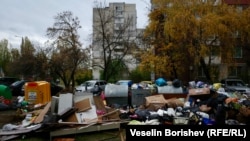 Около контейнери в „Люлин“ се виждат и струпани мебели и електроуреди, които по правило не трябва да се изхвърлят с битовите отпадъци