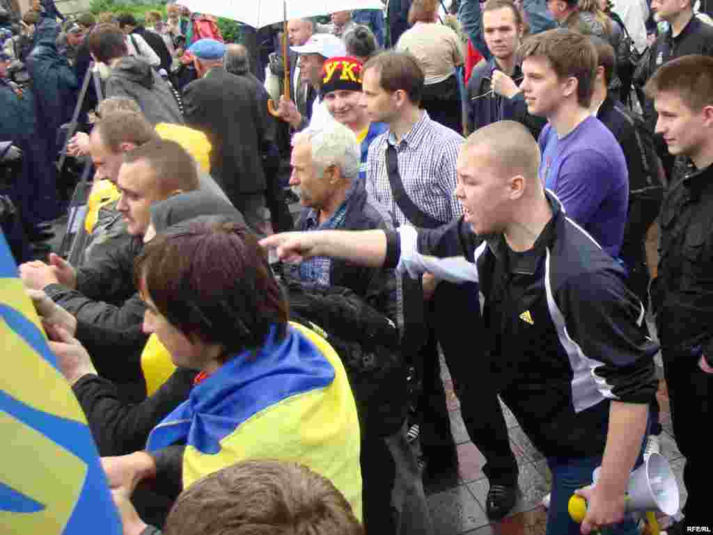 Мітингувальники називають антиукраїнською гуманітарну політику влади та виступають за її припинення, а також закликають захищати суверенітет та територіальну цілісность України.