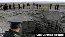 Офіцер української армії проводить інспекцію знищення пускової установки ракети СС-24 неподалік від Первомайська в Миколаївської області. Жовтень 2001 року.