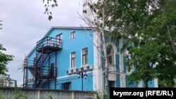 Отремонтированное здание Меджлиса (тыльная сторона) – Крым, май 2025 года