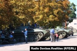 Боевики показывают детям на праздник военную технику