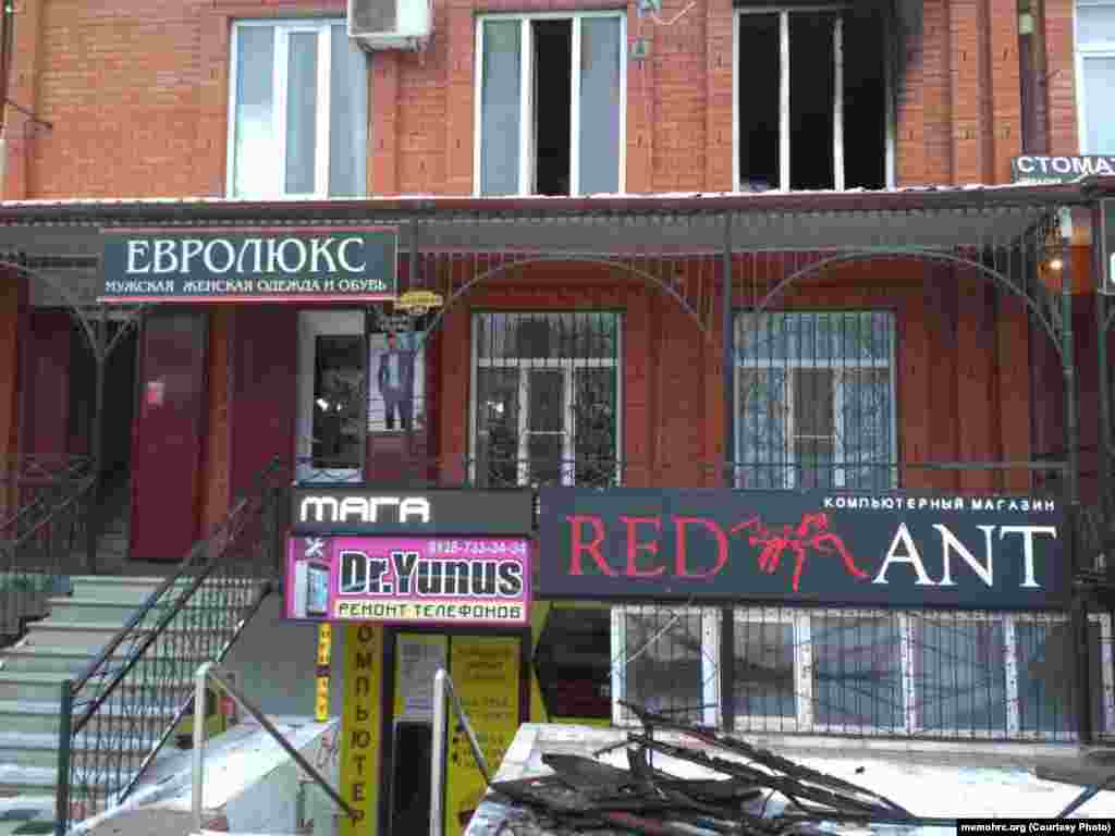 Из машины вышли двое в масках, приставили лестницу к окну здания (офис "Мемориала" находится на втором этаже).