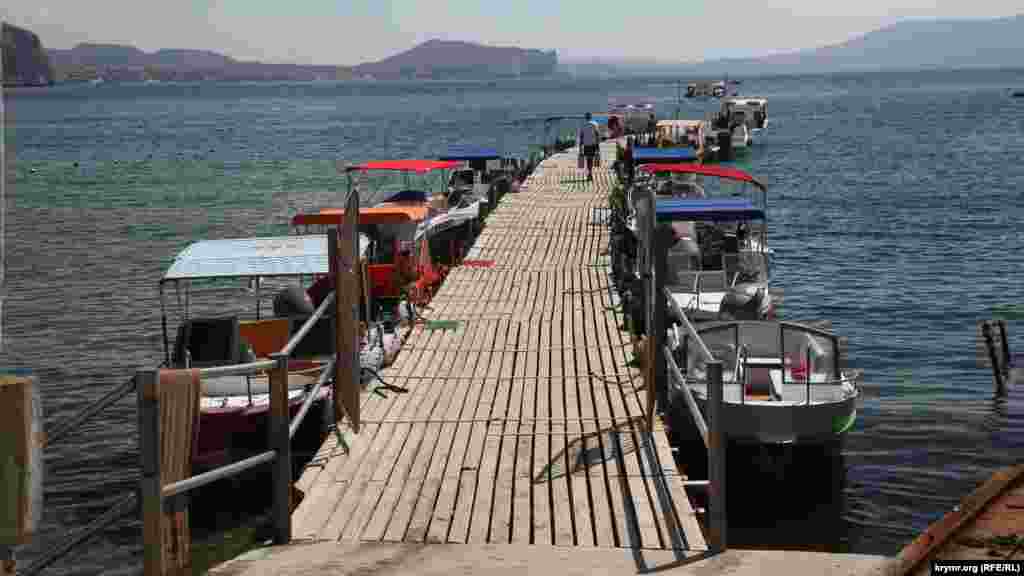 Основной бизнес поселка – морские прогулки к достопримечательностям: до пляжа 200 рублей (75 грн). От пляжа до Царского пляжа – 150 рублей (56 грн), до пляжа Веселого – 250 рублей (94 грн)