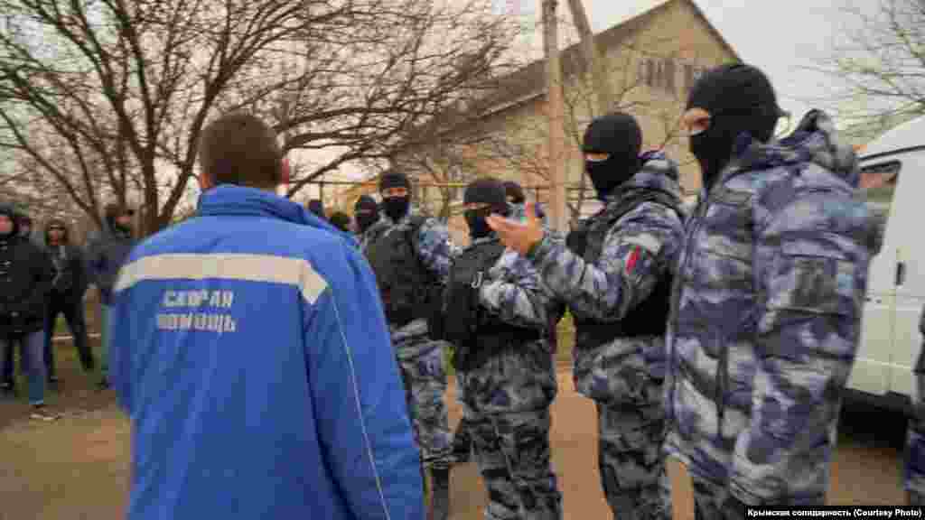 Оцепление у дома Биляла Адилова долго не пропускает врача «скорой помощи» в дом к пожилому отцу. Серверу Адилову стало плохо после того, как в доме начался обыск. Билял – имам в поселке Каменка Симферопольского района. Его арестовали 27 марта 2019 года, сейчас он находится в СИЗО