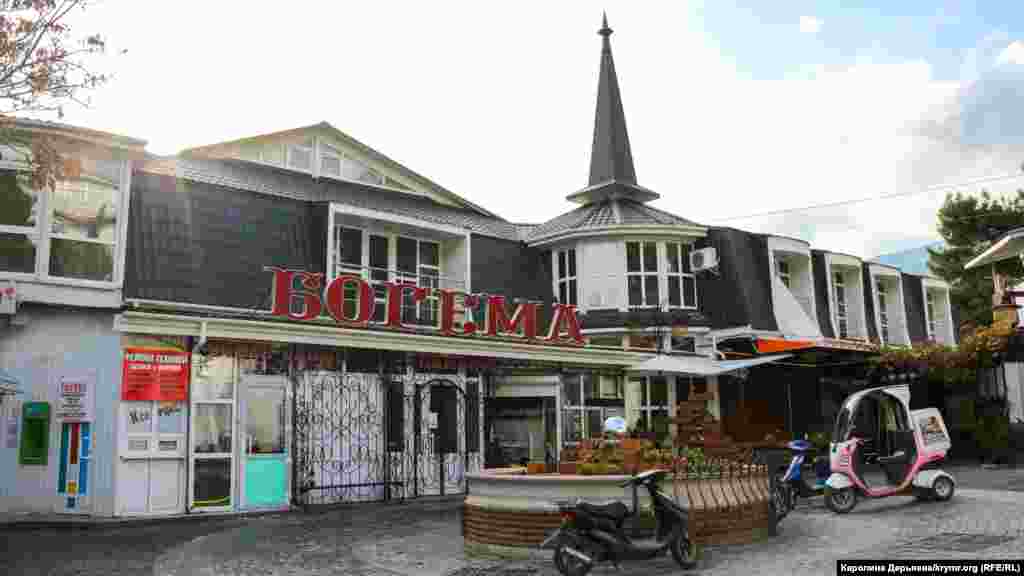 Так выглядит исторический центр Гурзуфа. Местные называют его «пятачок». В старину здесь располагался цветочный базар, а вокруг него стояли колоритные дома крымских татар. Сегодня сердце Гурзуфа хаотично застроено кафе, столовыми и магазинами. Строительные работы здесь начались еще до аннексии и продолжаются сегодня