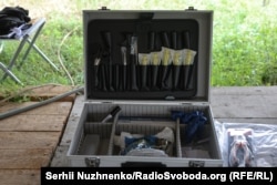 Під час ідентифікації тіл загиблих, які Росія повернула до України. 31 липня 2025 року. Фото Сергія Нужненка