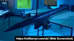 Полуподводная дрон-торпеда "Толока" TLK-150 разработки украинской координационной платформы Brave-1 на презентации в апреле 2023 года