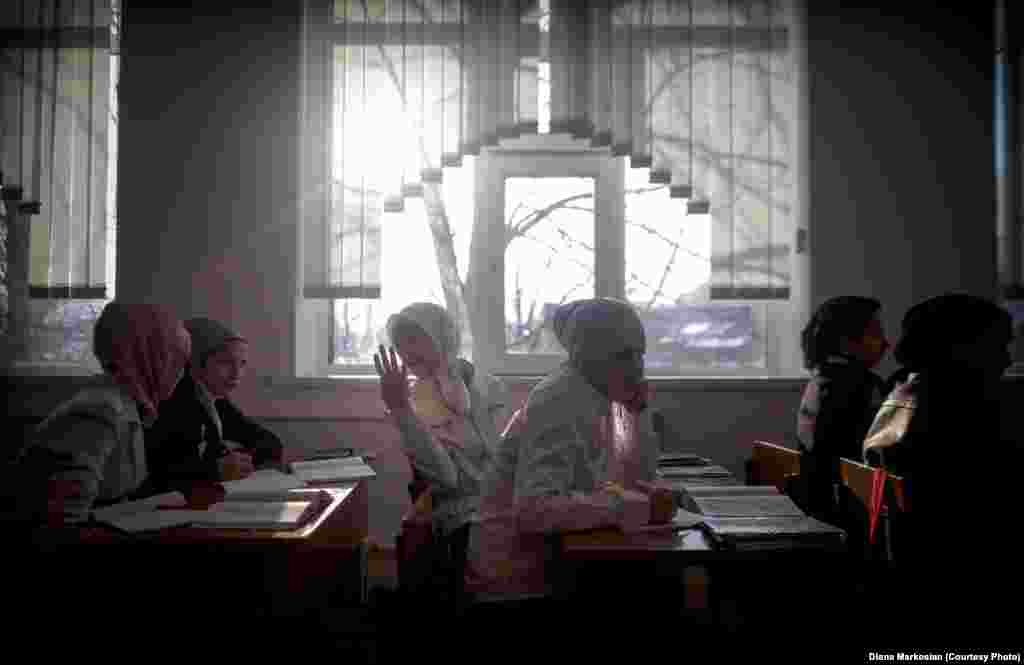 Как пишет Диана Маркосян, половина девочек в девятом классе школы № 1 в Сержень-Юрте носят хиджаб, что не является чеченской традицией.