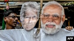 Aktivisti nose likove američkog predsjednika Donalda Trumpa i indijskog premijera Narendre Modija u Kalkuti dok protestuju protiv američkih tarifa uvedenih na indijski izvoz, avgust 2025.