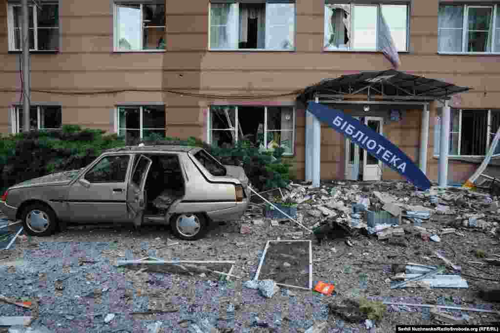 Російська армія, починаючи від 24 лютого 2022 року. зазвичай обирає для атак цивільні об'єкти. Київ, 6 червня 2025 року