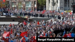 Участники акции памяти "Бессмертный полк" во время шествия в День Победы