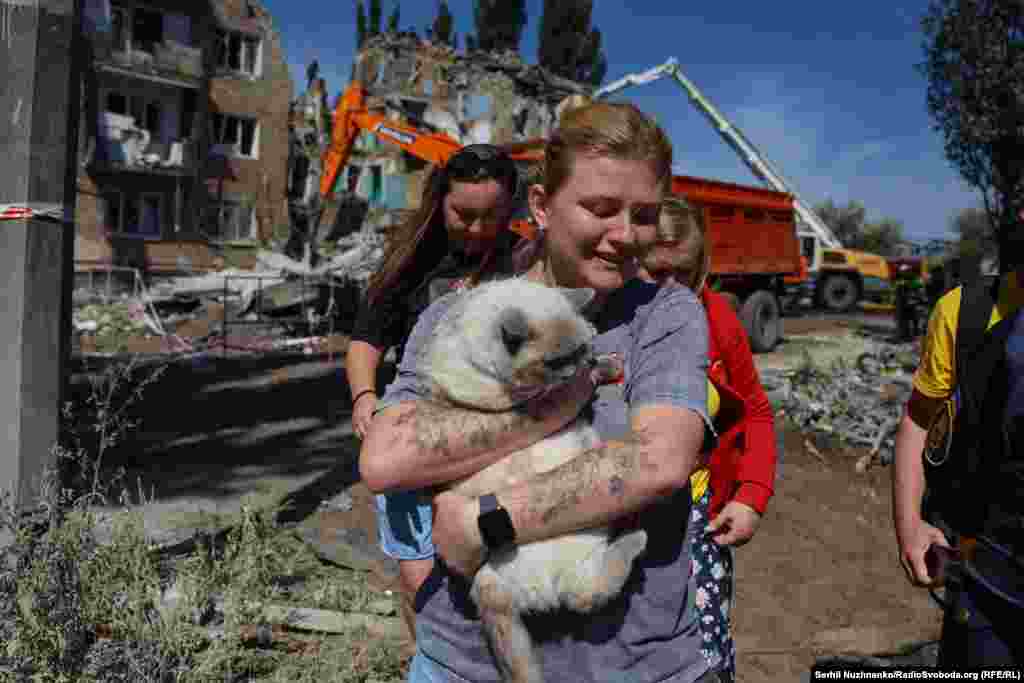 Preživjeli ruskog napada napuštaju ono što je ostalo od njihovih domova s nekoliko ličnih stvari, a neki su nosili i svoje kućne ljubimce.