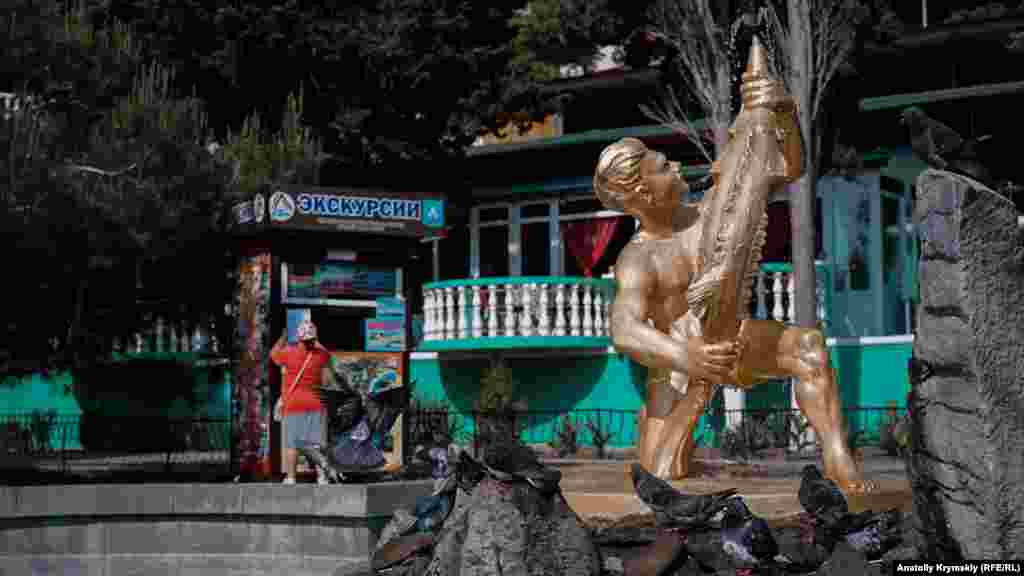 Голуби «принимали душ» под знаменитый скульптурой «Рыбак» 