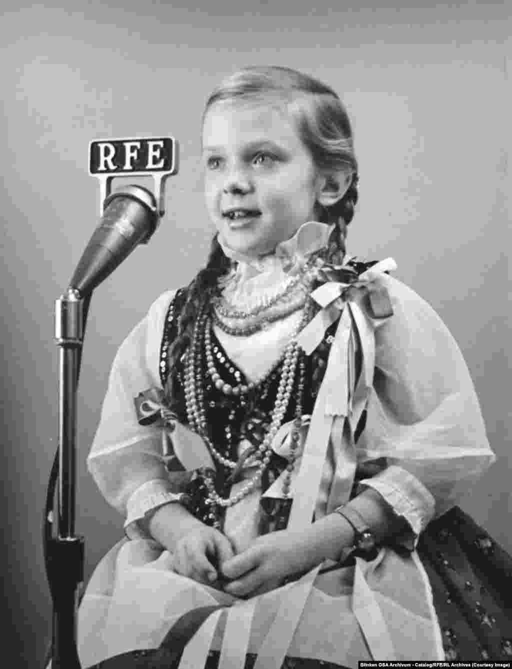 Польська дівчинка записує звернення до своїх співвітчизників, які живуть в умовах комуністичного режиму. Окрім висвітлення новин, Радіо Вільна Європа та Радіо Свобода розважали аудиторію найновішими музичними та культурними програмами мовами своїх аудиторій