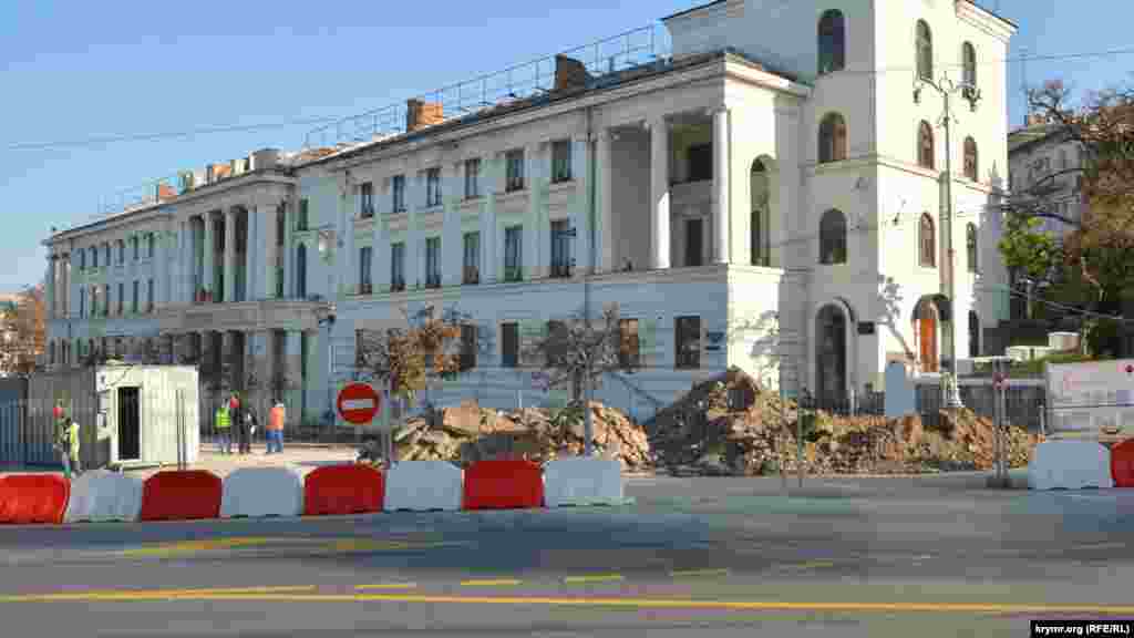 «Будівельне містечко» на площі Лазарева, що межує з Великою Морською, викликало хвилю критики з боку місцевих громадян 