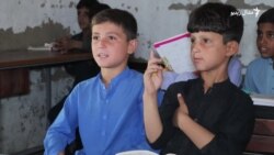 پېښور کې مېشت افغان ماشومان خپلو زده کړو ته اندېښمن دي پېښور کې مېشت افغان ماشومان خپلو زده کړو ته اندېښمن دي