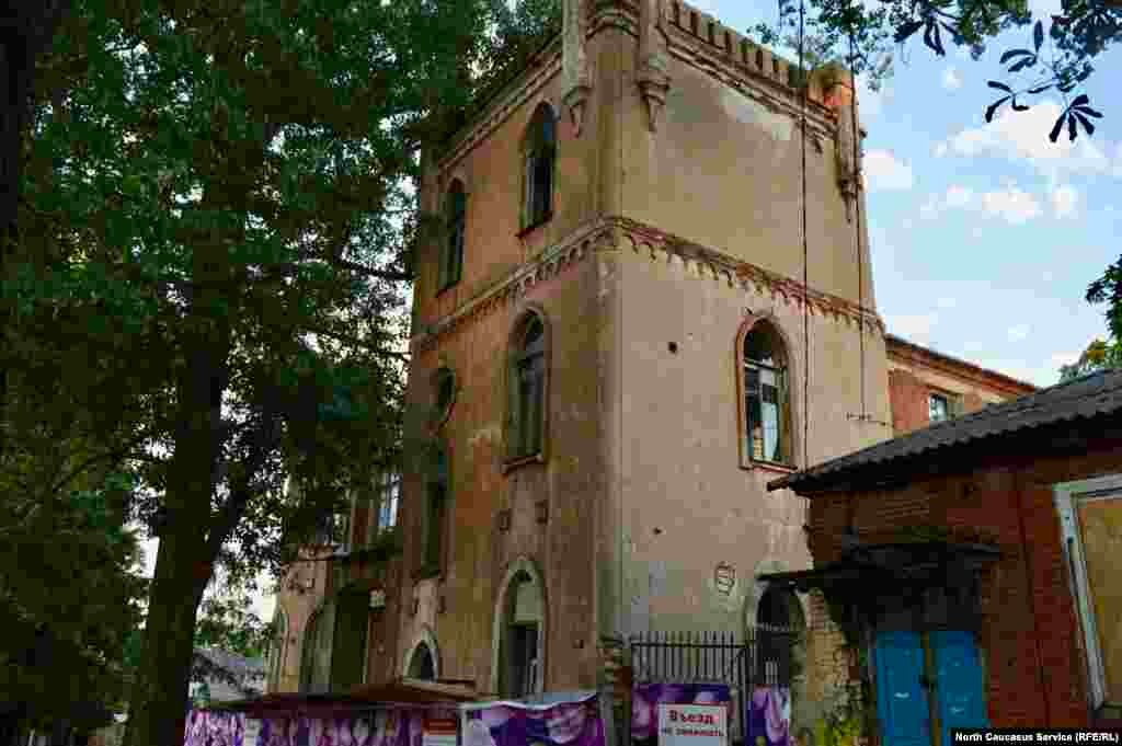 Краевед Герман Беликов в ряде очерков описывает дом на Комсомольской как актив "хлебного короля Кавказа" купца Гулиева. Тут не обошлось без страстей: по одной из версий, купец возвел усадьбу специально для своих любовниц