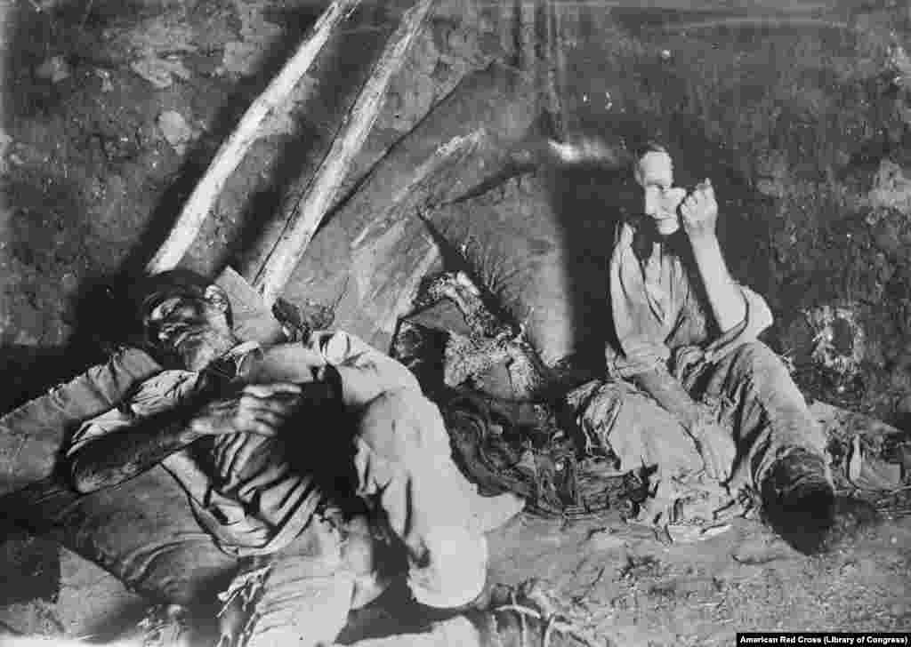 Женщина в Самарской области не знает, что делать. Ее муж умирает. 1921 год. Фотографы американского Красного Креста сделали уникальные фотографии во время экспедиций в Россию век назад, в то время, когда уже бушевали Гражданская война и голод 