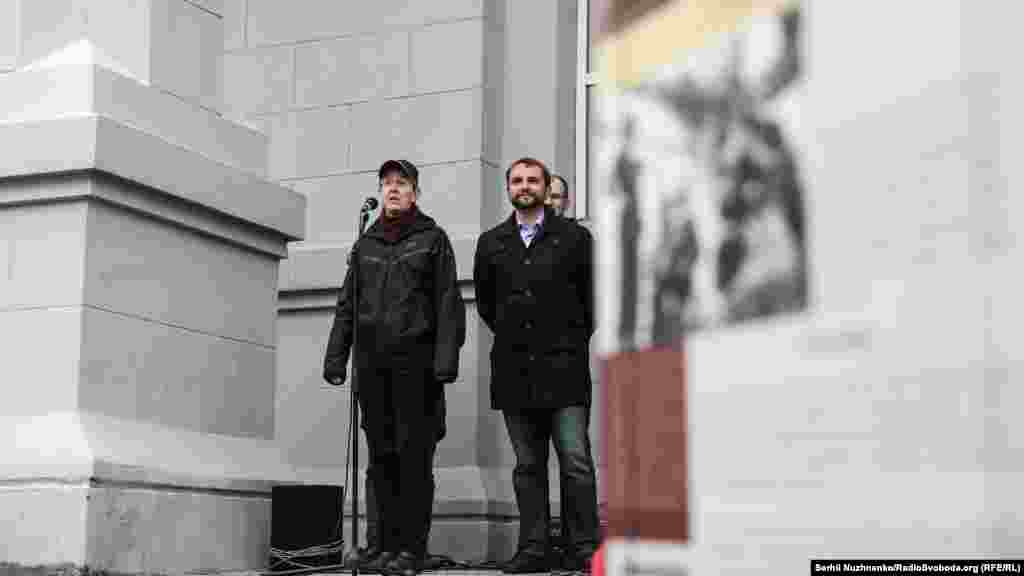 Виконувач обов'язків міністра охорони здоров’я України Уляна Супрун і голова Українського інституту національної пам’яті Володимир В’ятрович під час відкриття виставки 