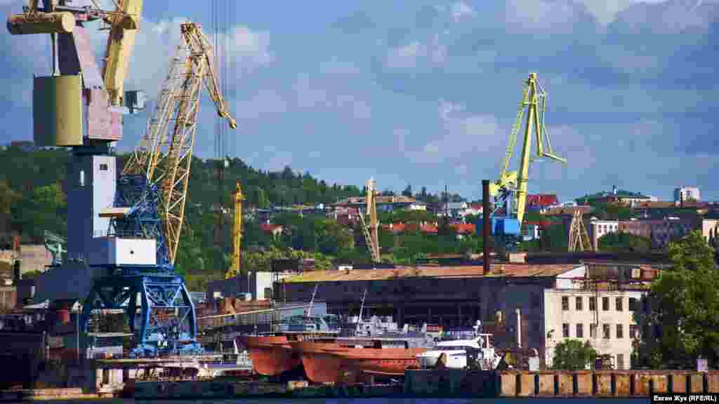 Пристані Севастопольського морського заводу. У 2015 році російська влада Севастополя підприємство «націоналізувала»