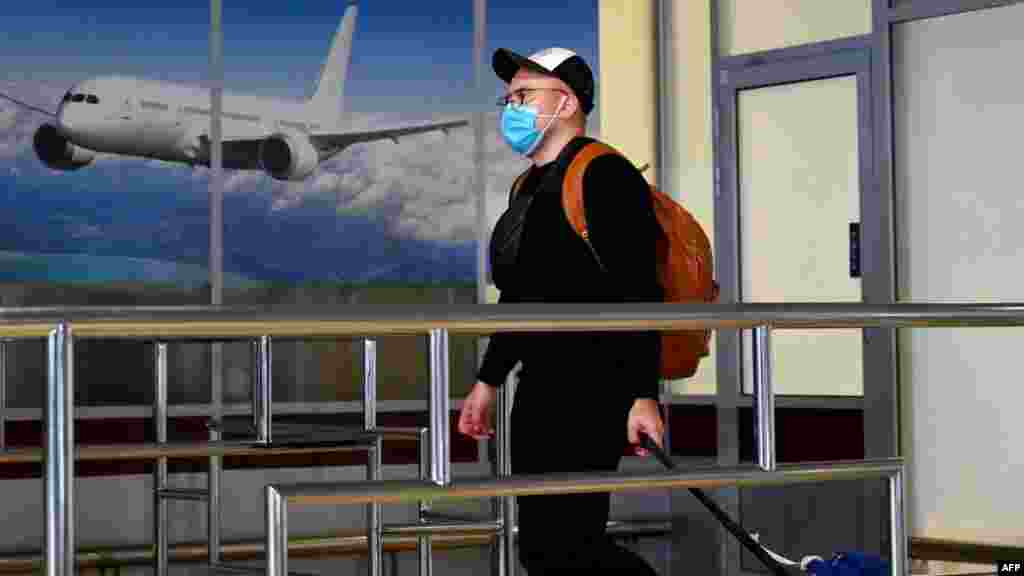 Український турист у залі прибуття міжнародного аеропорту «Бориспіль» після того, як приземлився його літак із Китаю, 30 січня 2020 року