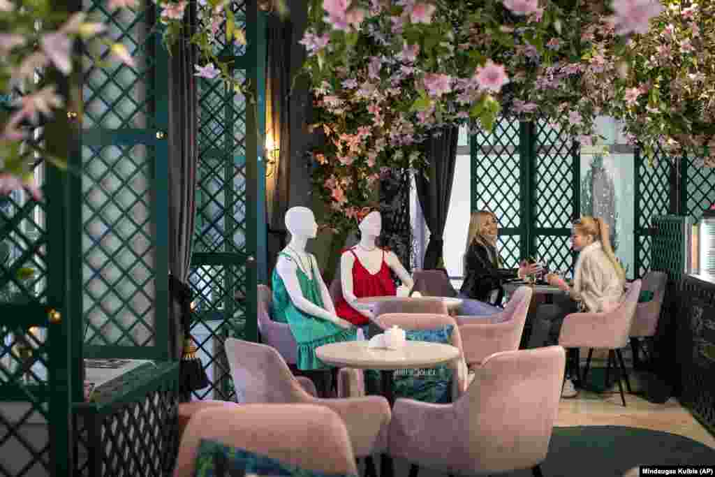 Задля забезпечення дистанції між людьми в ресторані у Вільнюсі розміщують манекени, фото 21 травня 2020 року. У столиці Литви кав’ярням і ресторанам дозволено приймати клієнтів у приміщеннях, але їм слід дотримуватися суворих правил фізичного дистанціювання: всередині закладу треба забезпечити простір у п’ять квадратних метрів на людину. Литовський уряд продовжив загальнонаціональний коронавірусний карантин до 31 травня