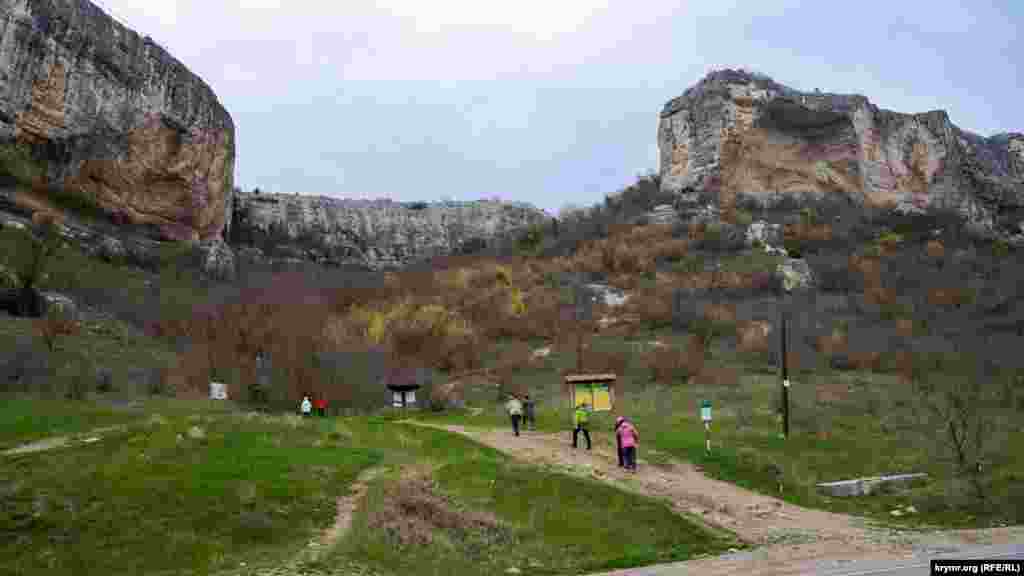 У входа на территорию Качи-Кальона с автодороги Бахчисарай – Синапное